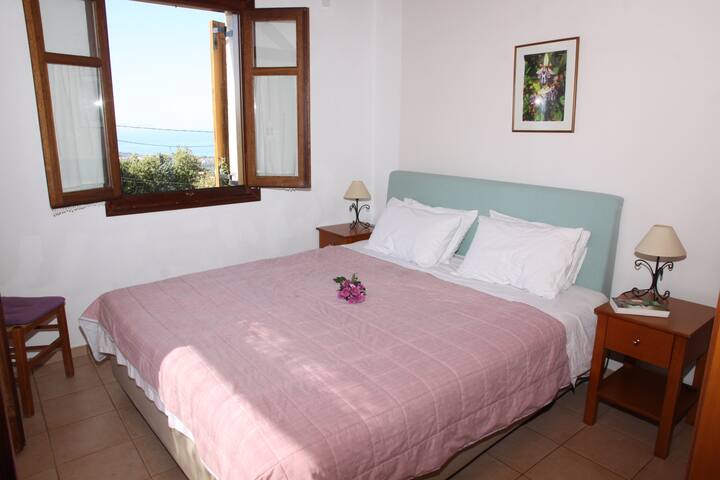 La chambre principale avec vue sur la mer.