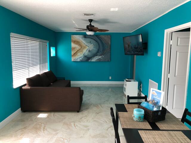 Luxury renovated 2BD/2BA! 1/2 block from the beach