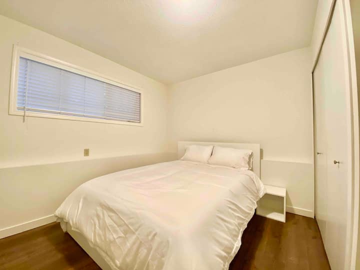 Dormitorio 2 con cama tamaño queen.