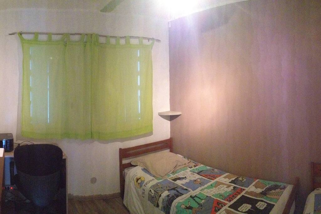 chambre 10m² (2 lits simple (possibilité de les coller pour un grand lit), bureau de travail, imprimante, commode, chauffage)