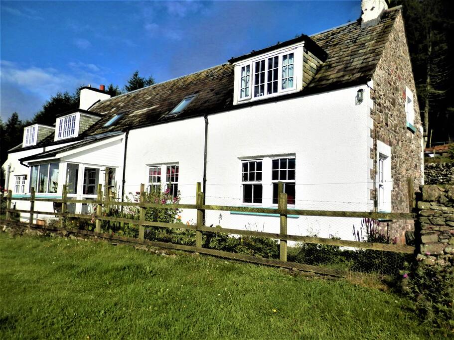 Meadshaw Farmhouse (Apartment on right side)