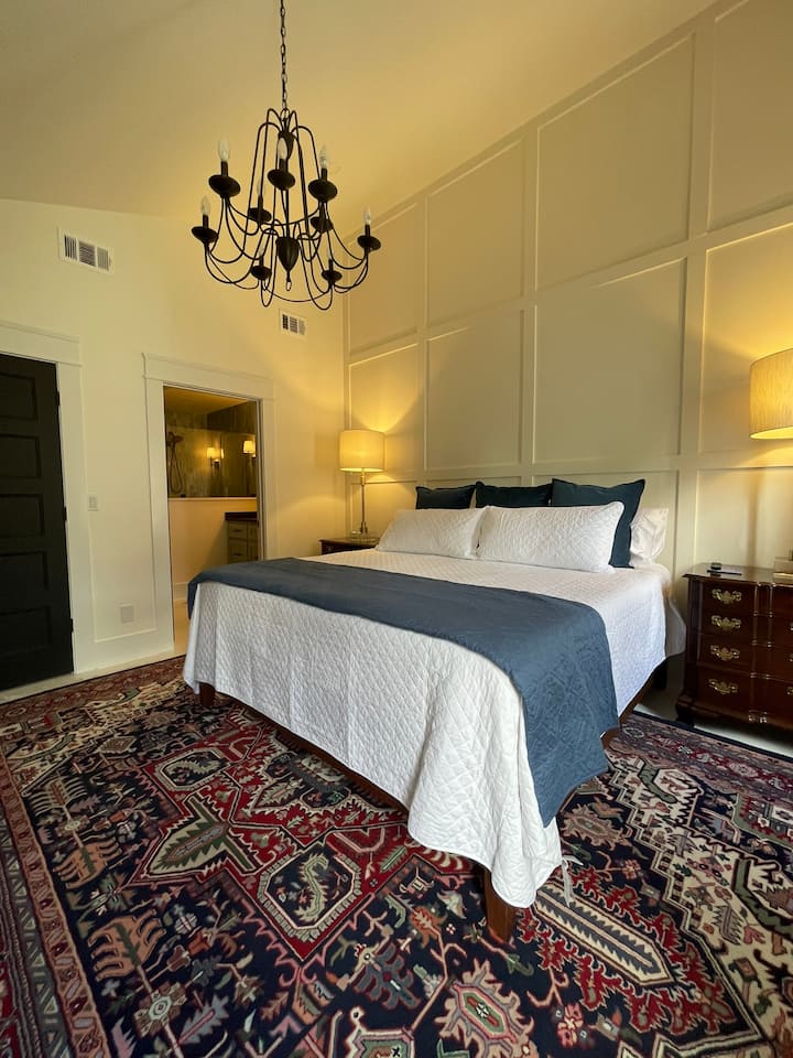 Dormitorio tamaño king en la planta baja