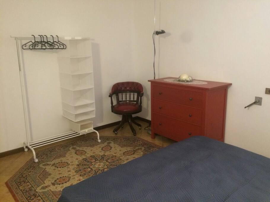 DOWBLE ROOM:CLOTHES HANGERS