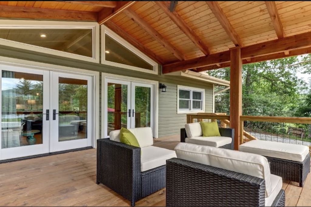 Double french doors open onto the upper deck furnished with comfortable outdoor seating for beautiful mountain views.