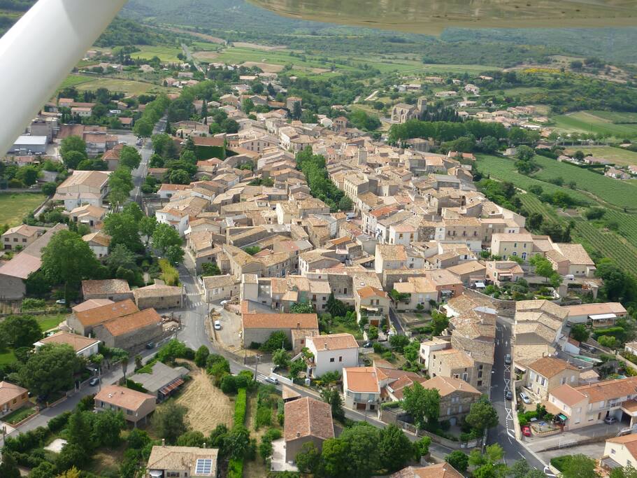 Fontès avec son église du 13e siècle