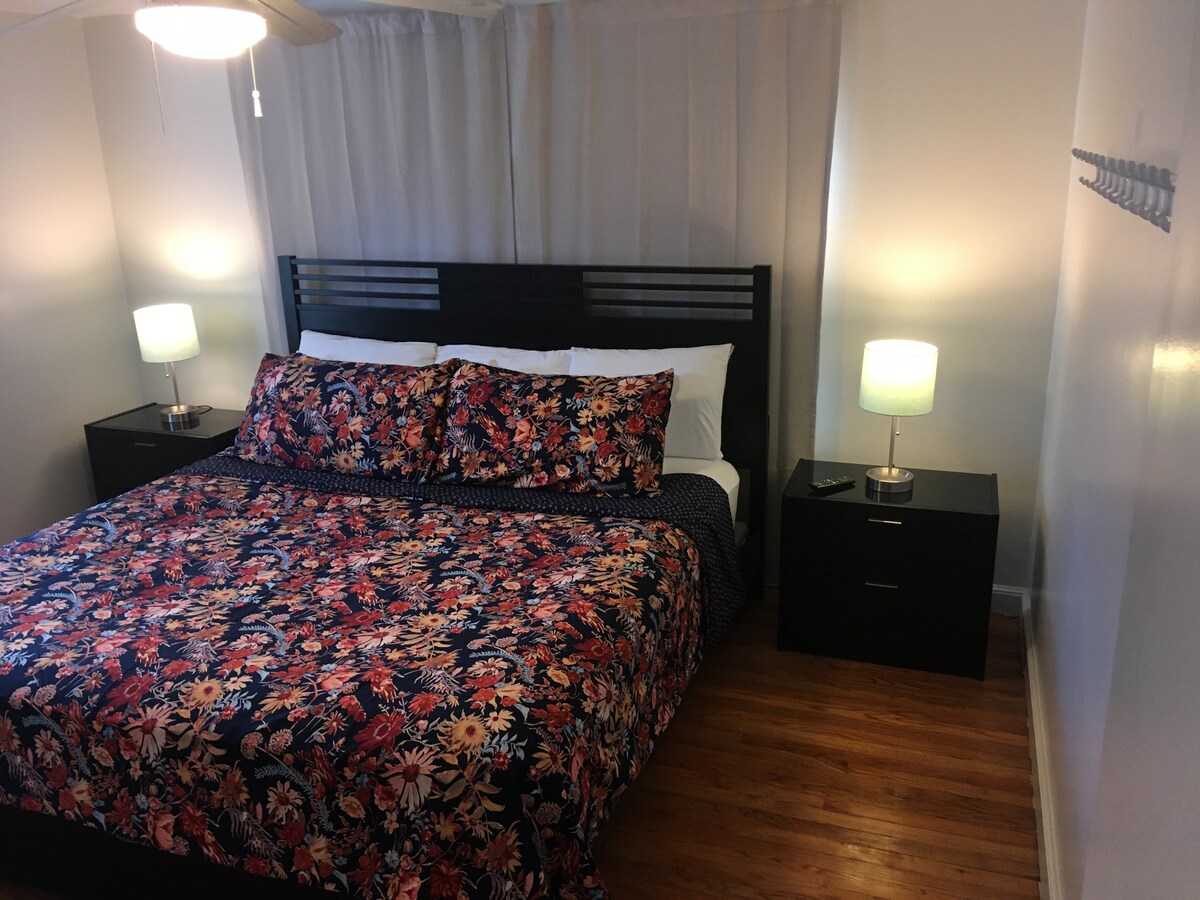 غرفة النوم 3،  سرير بحجم كبير، تتسع لنوم شخصين، ملاءات وبطانيات جديدة متوفرة، تلفزيون ذكي، خطافات وخزانة لملابسك.