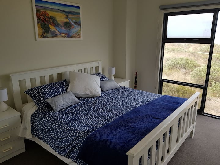 Soba br. 1 Na katu s pogledom na plažu. Bračni krevet (180x200).