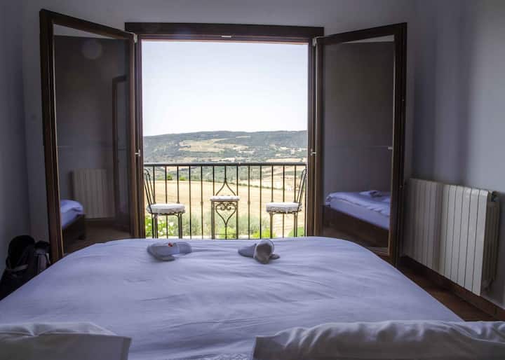 Het uitzicht vanaf het kingsize bed op de eerste etage!