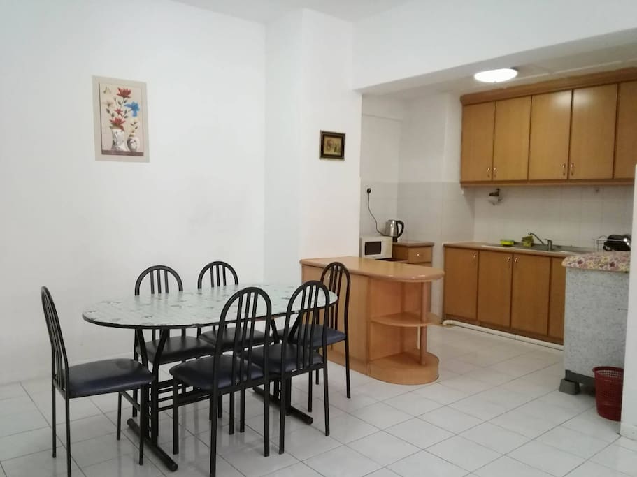 shared kitchen and dinning area 共享廚房和飯廳