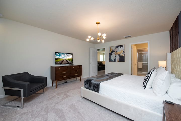 חדר שינה ראשי עם חדר רחצה פרטי - למעלה