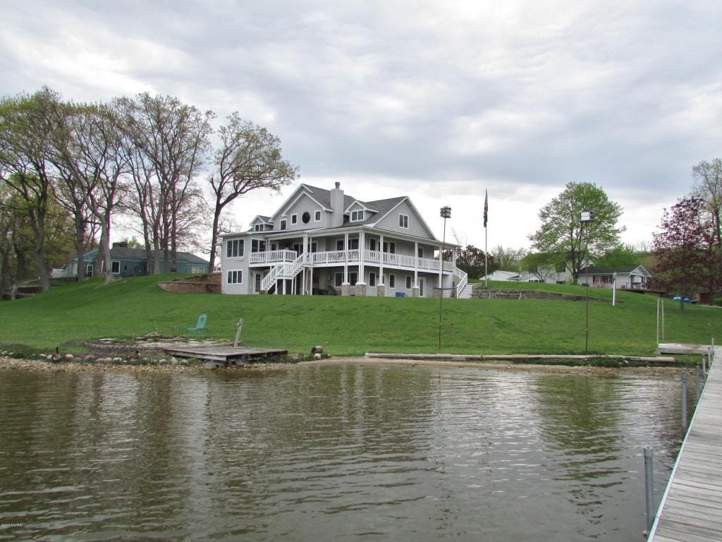 lakehouse rentals mi