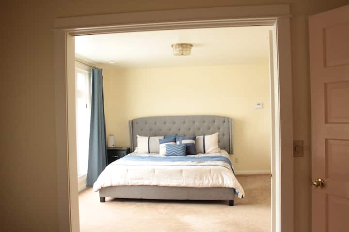 Glavni apartman u našem domu ima cijeli uredski prostor i brz Wi-Fi u cijelom smještaju, za one koji putuju poslovno. Ova spavaća soba ima vlastitu kupaonicu i veliki madrac.