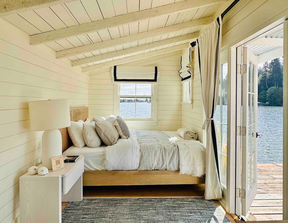 Duerme con los sonidos del agua. Cabaña privada independiente con medio baño privado, puertas francesas y vistas al agua alrededor. Simplemente sentirás que estás en el mar.