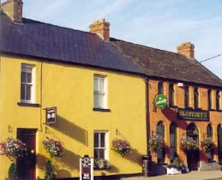 Slatterys Guesthouse Bed and breakfasts for Rent in Kildimo, Limerick