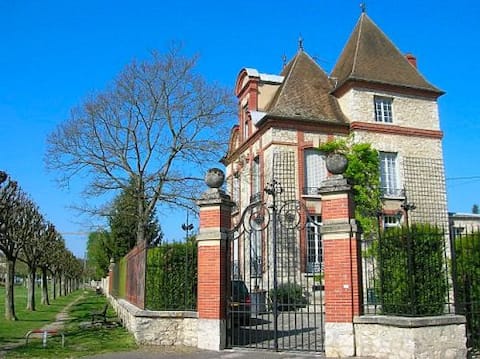 Annonce Airbnb populaire: Beautiful house on the edge of the river à Moret Loing Et Orvanne