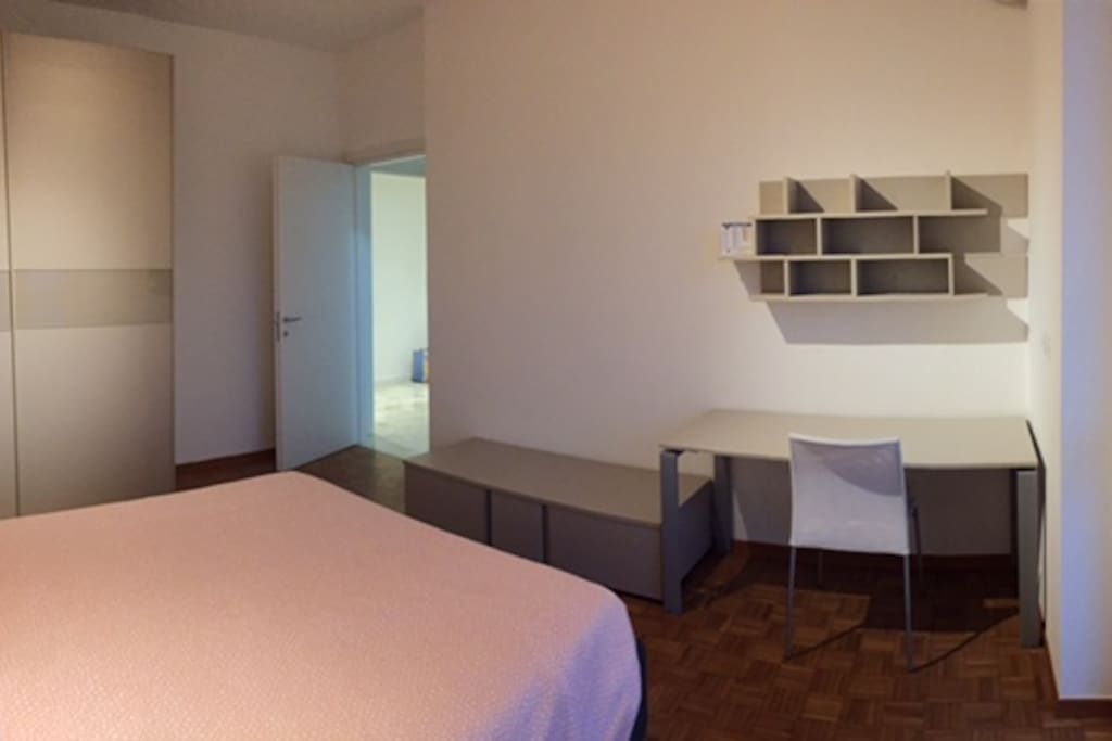 Camera da letto con zona studio