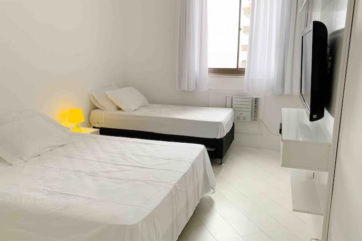 ห้องพักพร้อมเตียงคู่เตียงเดี่ยวพร้อมเตียงเสริมและเคเบิลทีวี