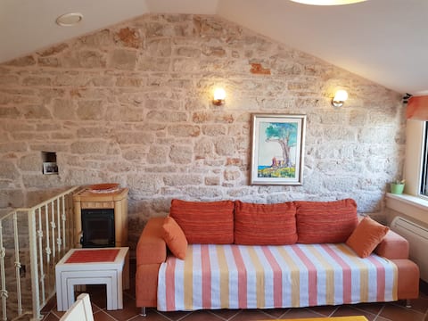 Successful Airbnb property: Holiday stone house MIRINA in Prvić Šepurine in Prvić šepurine