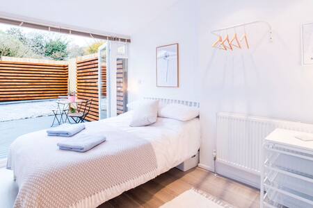 1 bedroom modern self contained apartment