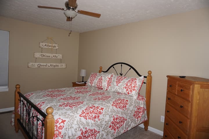 这间卧室位于楼上，有一张标准双人床。 