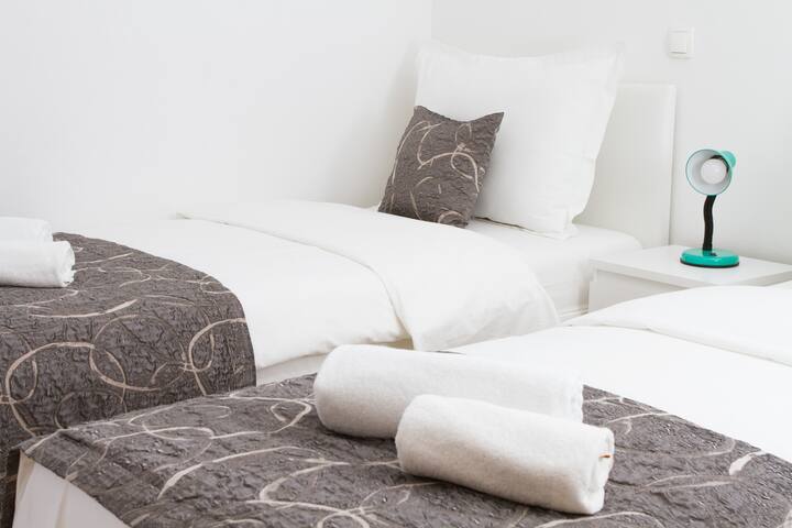 ห้องเตียงแฝดที่ชั้นแรกพร้อมเตียงที่ทันสมัย