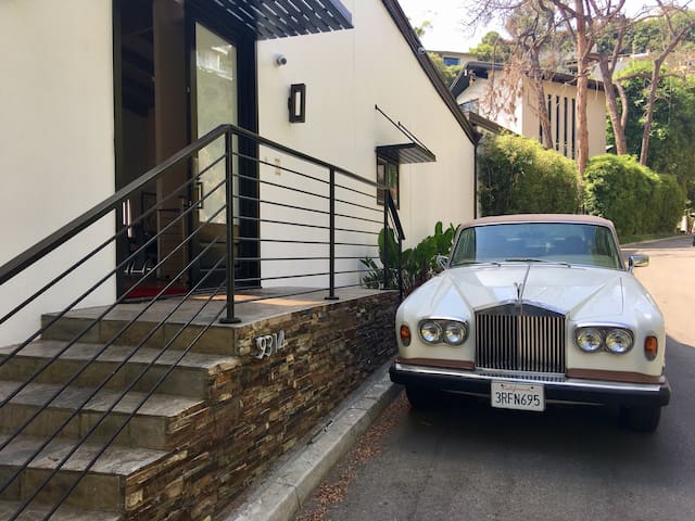 BeverlyHills SuiteA cozy suite with private bath