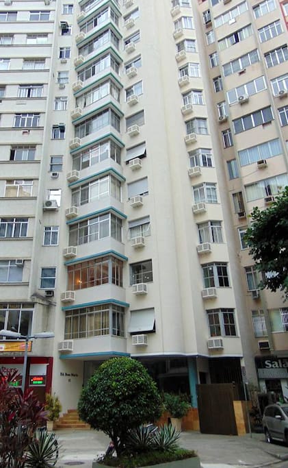 Edifício tradicional em pequena rua de Copacabana