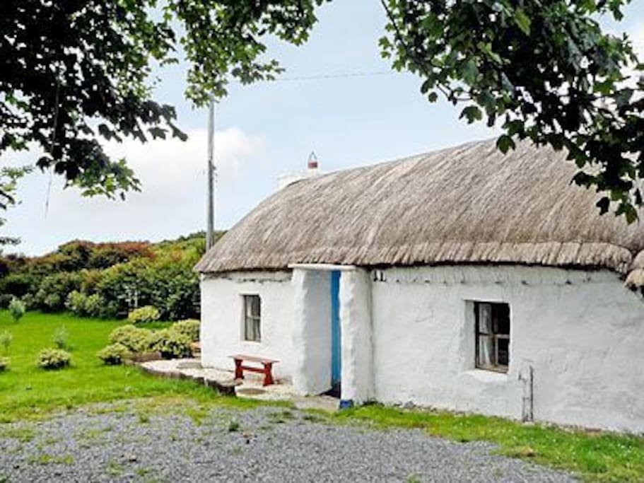 Rural Romantic Thatched Cottage Houses for Rent in Portsalon, Donegal