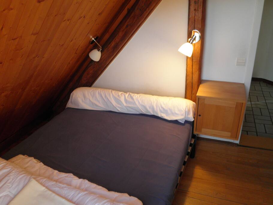 Chambre avec grand lit