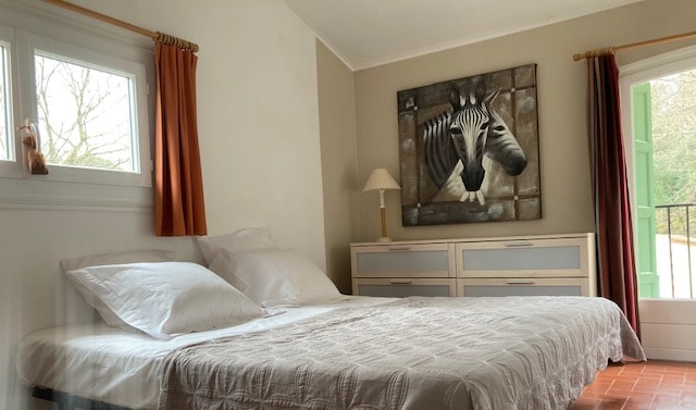 Dhomë gjumi e madhe 2 nga lart me pamje nga kopshti dhe pishina.