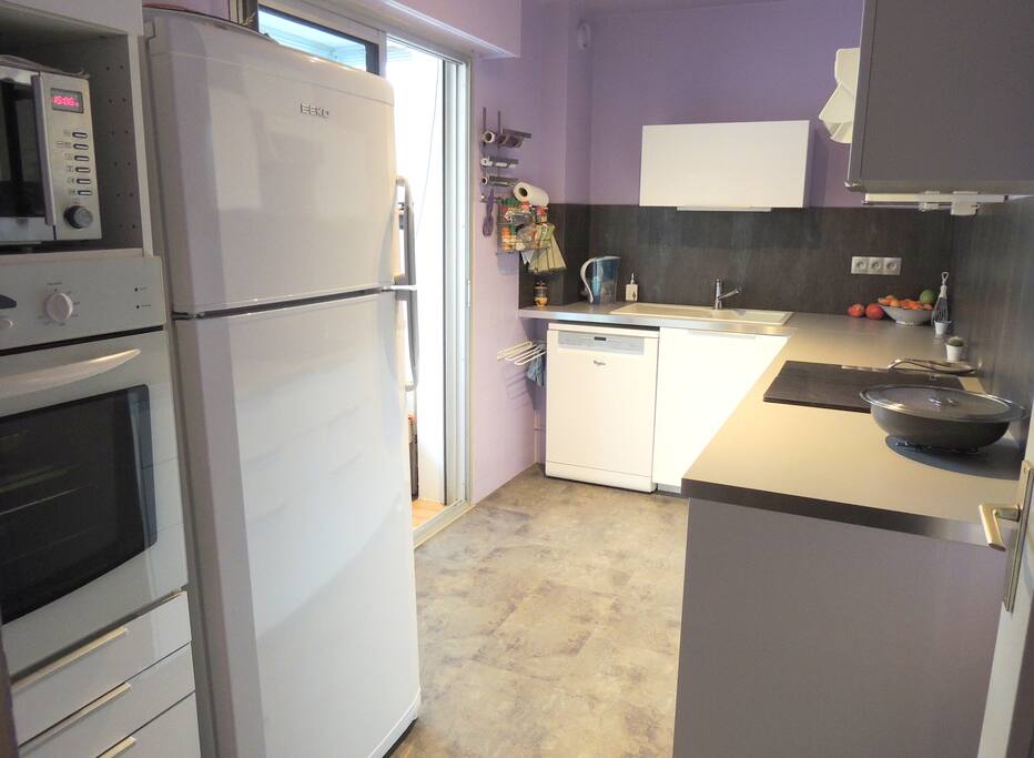 cuisine neuve entierement equipée avec vaisselle en grande quantité