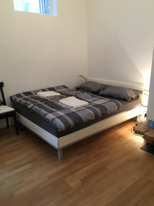 Blick vom Wohnzimmer ins Schlafbereich