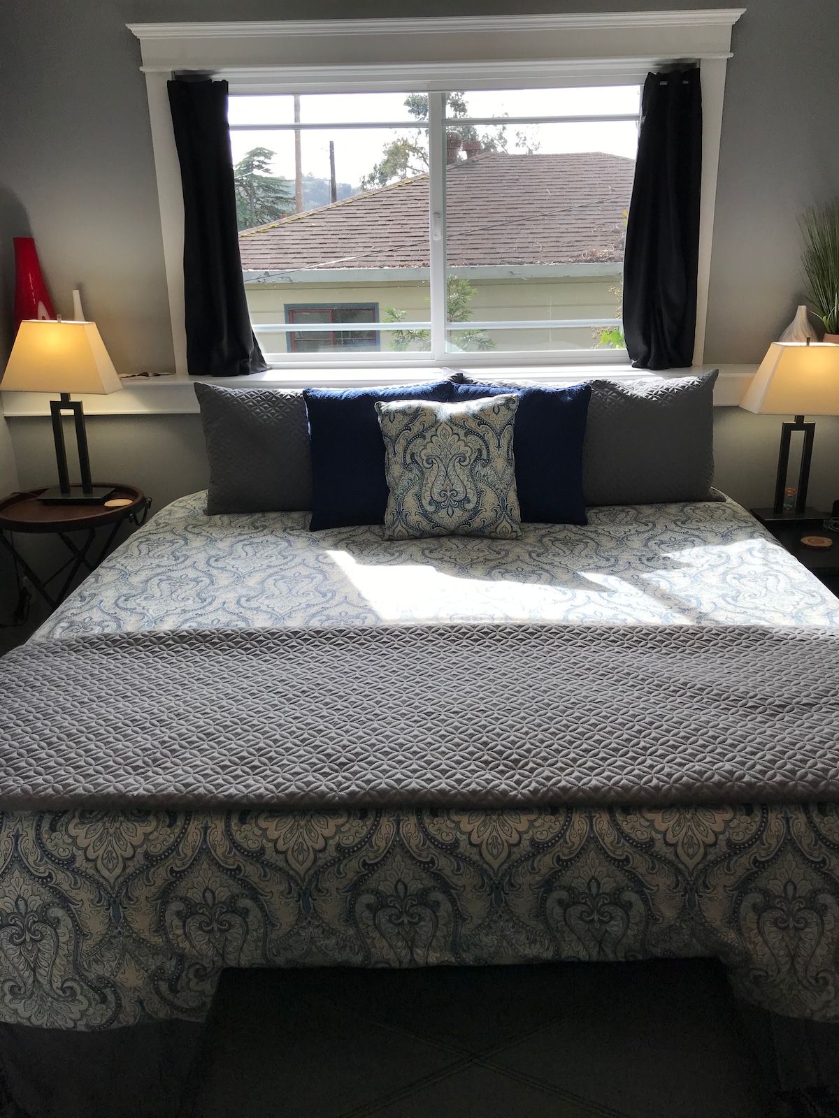 Dhoma e gjumit #1 - Krevat dopio "king" me "Memory Foam Topper" dhe "Room Darkening Drapery".  