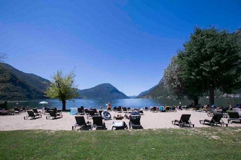 Beautiful apartment with private garden right on the lake