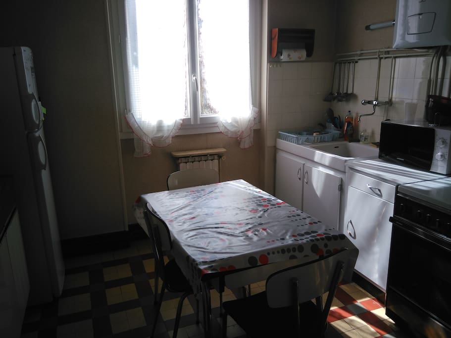 Cuisine équipée (four, micro-ondes, frigo, placards, vaisselle)