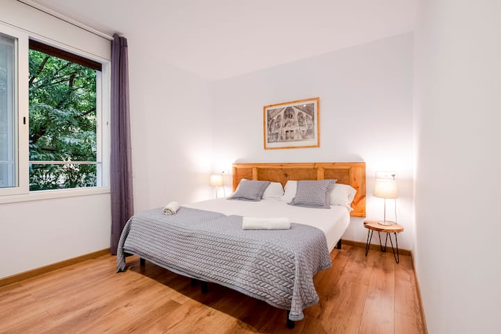 1号卧室， 2张单人床。