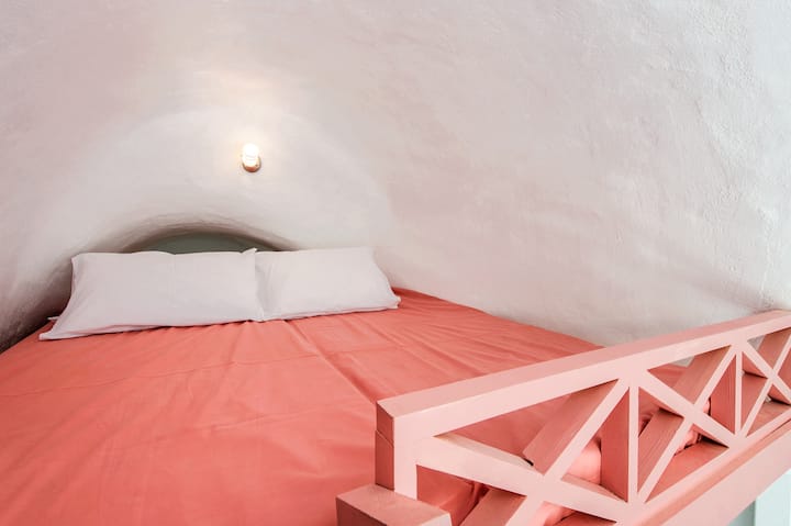 מיטה זוגית בעליית גג