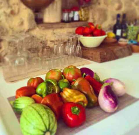 Annuncio Airbnb popolare: Studio apartment with a Terrace overlooking the Gulf - Lt a Calabria