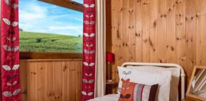 Dhomë gjumi 3 me krevat tek.