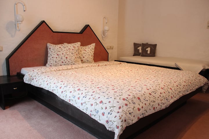 Საძინებელი 2 (1x ორადგილიანი საწოლი + 1x ერთადგილიანი საწოლი)