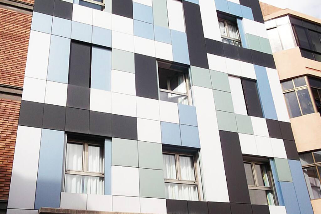 edificio moderno y de calidad, de nueva construcción