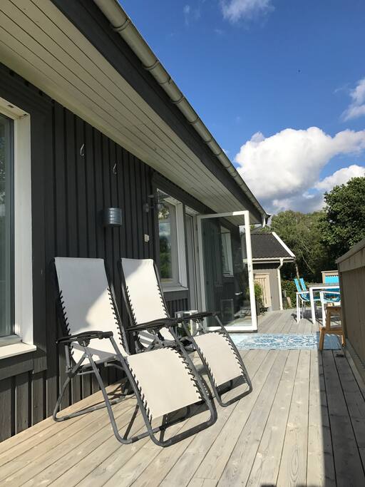 Balkong mot trädgård och skog