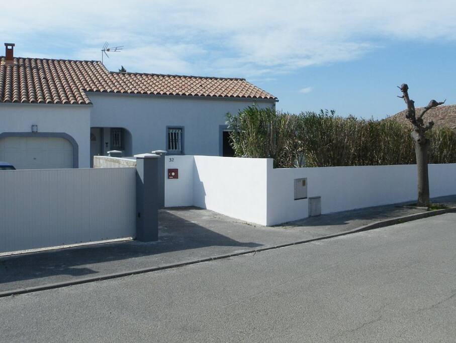 Entrée de la maison avec parking privé et clos.