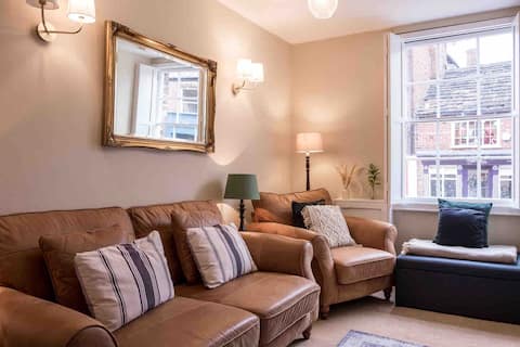 Cosy Central Town House Cheshire sleeps 5