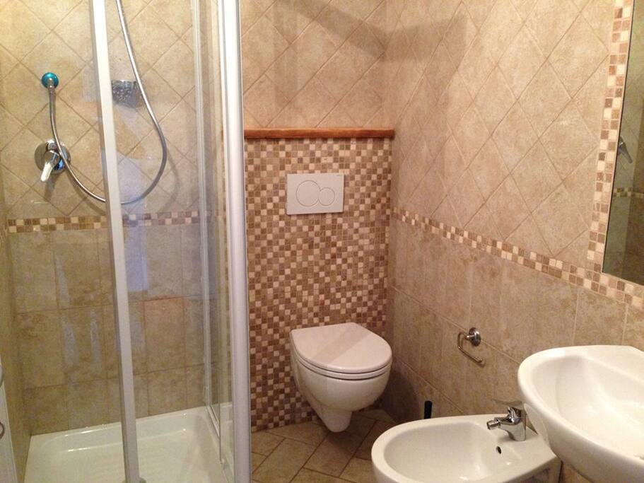 bagno con box doccia