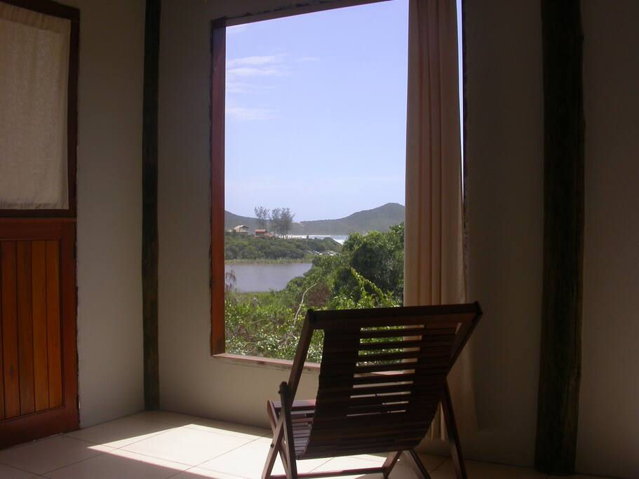 Suítes com vista para vegetação nativa, mar e lagoa.
