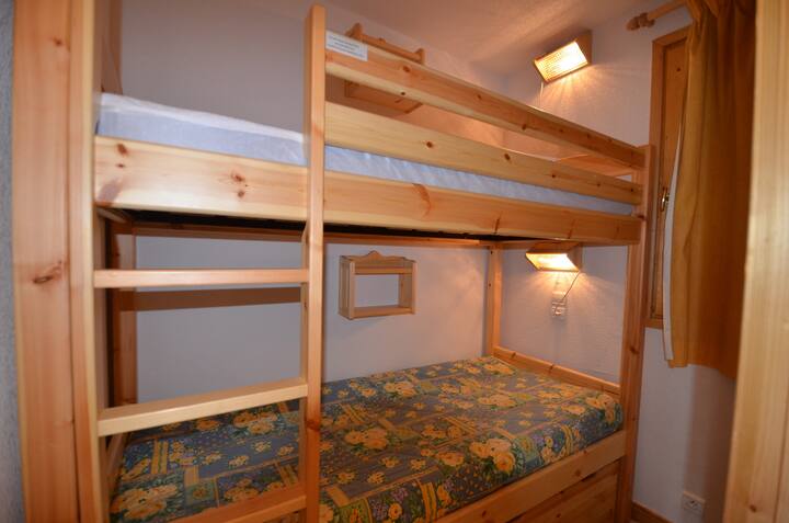 Dormitorio 3, cabaña con puerta principal, cajones debajo de las camas y ventana