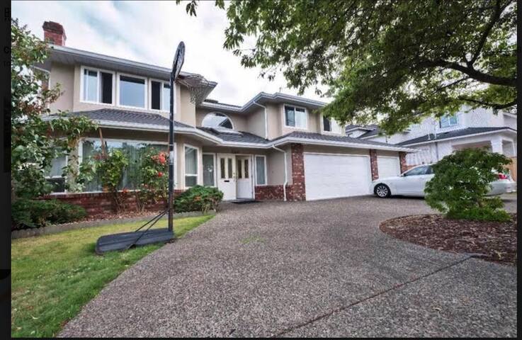 Cozy Entire Suite Separate Entrance near Airport