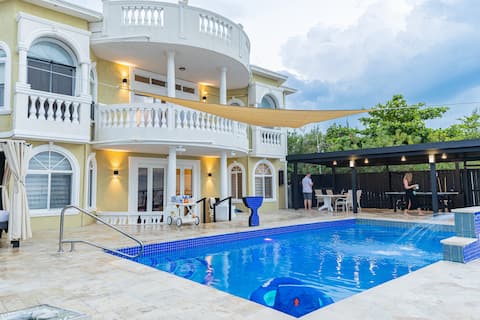 Villa Maria Montego Bay, Beach front with Pool