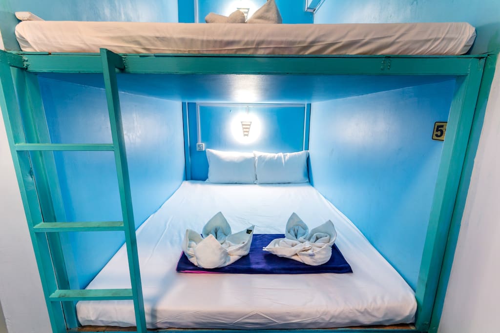 6 beds dormitory in capsules style